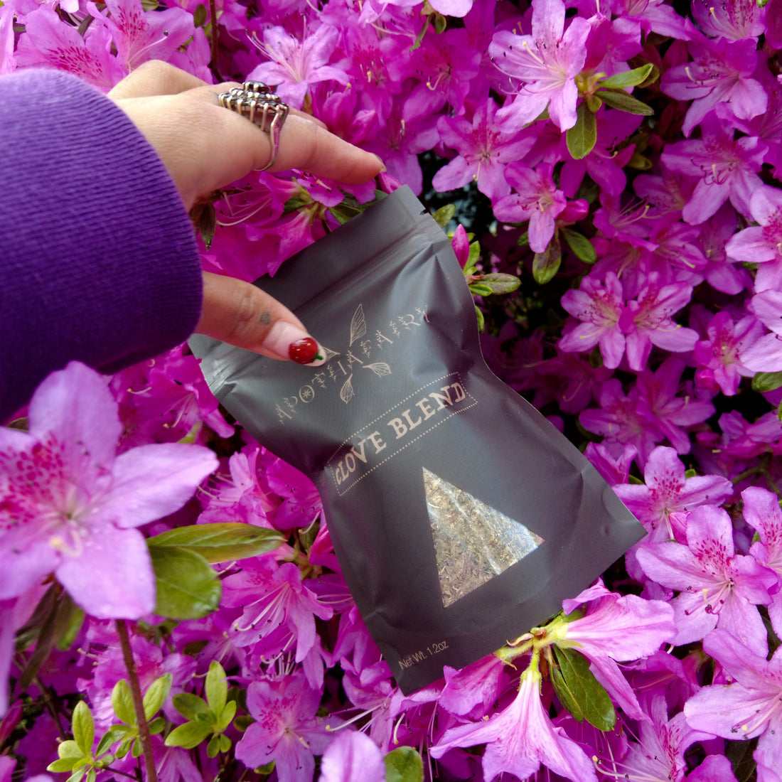 What are herbal smoke blends?